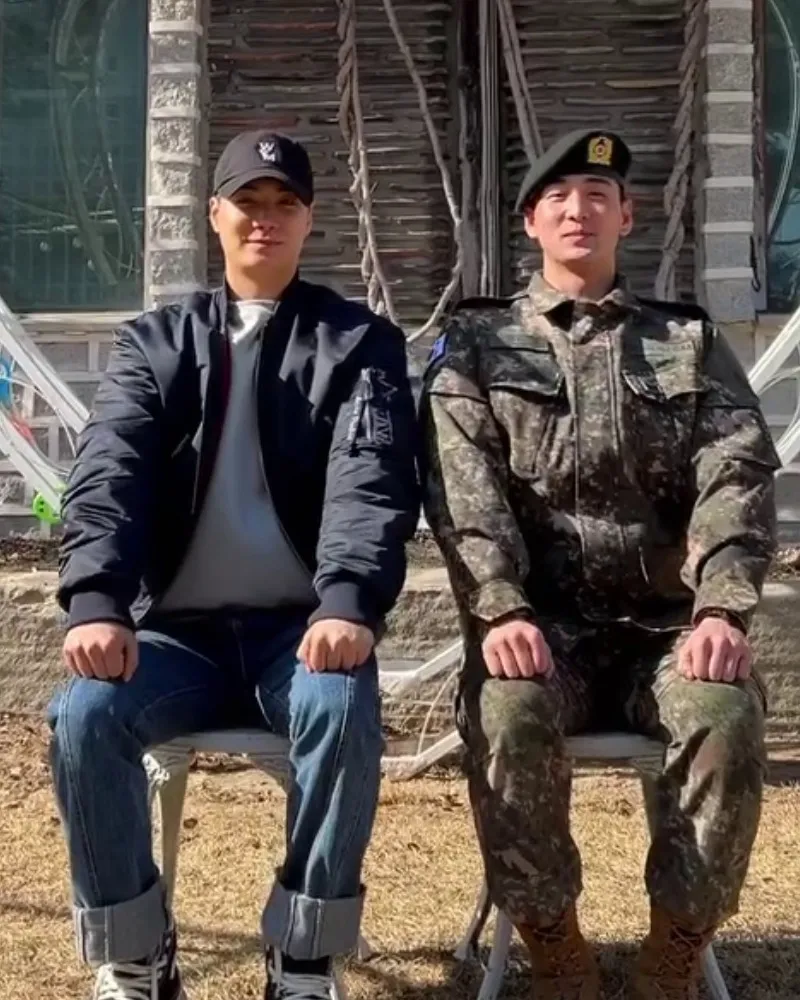 Baekho, em serviço militar, posa ao lado de Kim Jong-hyun, do NU'EST: 'dupla de lealdade'