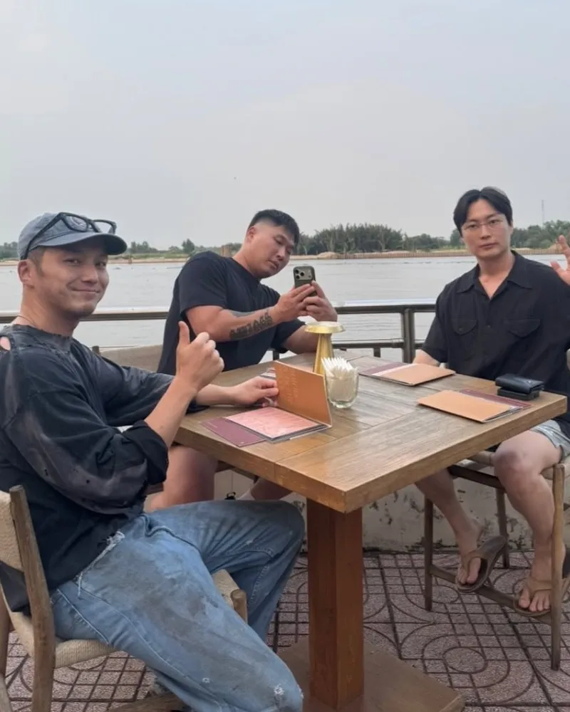 Byun Yo-han, próximo a casarse, muestra su reciente encuentro con el elenco de 'Tazza 4'