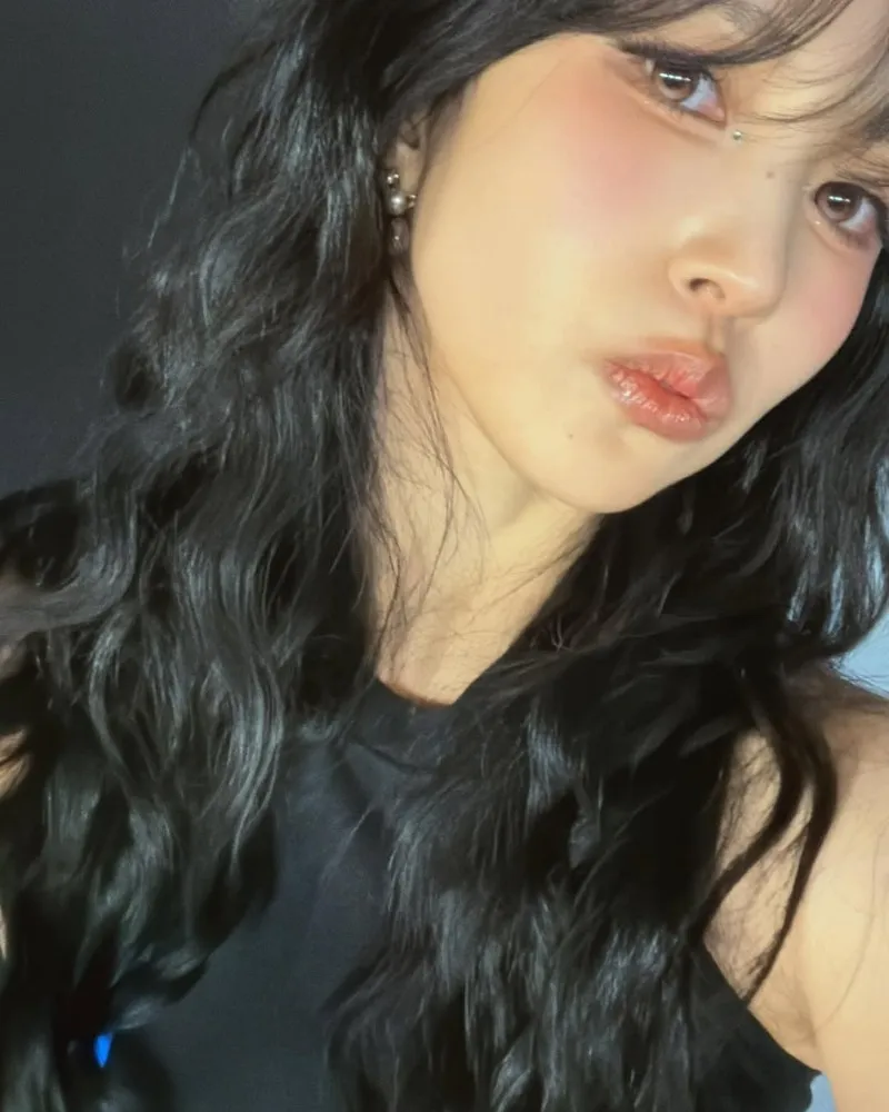 Mina (TWICE) chu môi “tách” trước ống kính… độ đáng yêu vượt ngưỡng