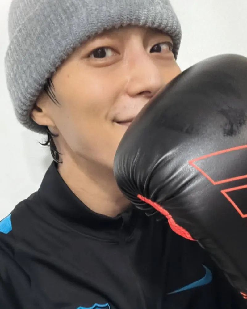 36岁尹斗俊，依旧童颜颜值，“治愈周一综合征”