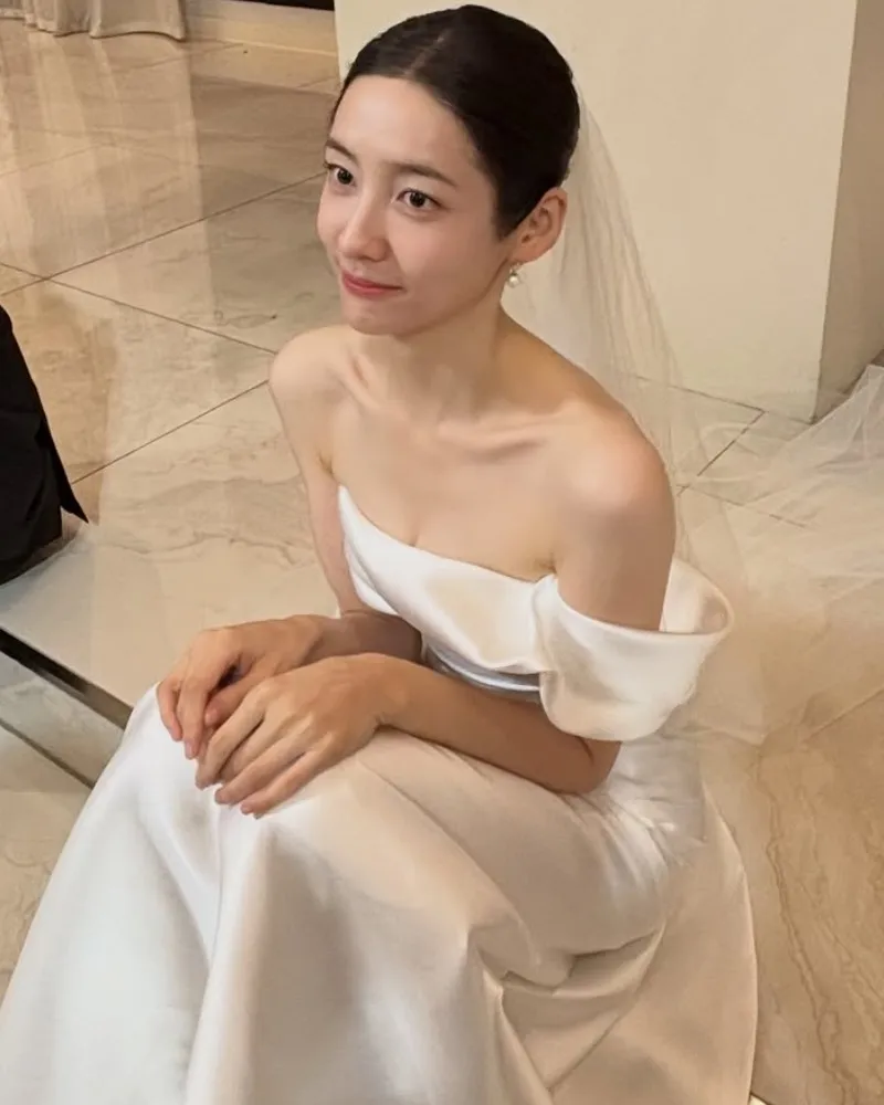 Park Ji-hyun roba miradas vestida de novia