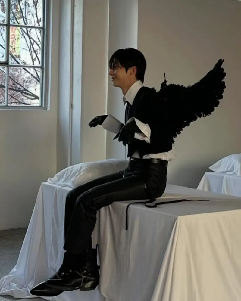 Hwang Minhyun’s ‘Fallen Angel’ Visuals Trend Online With “Still So Handsome” Moment