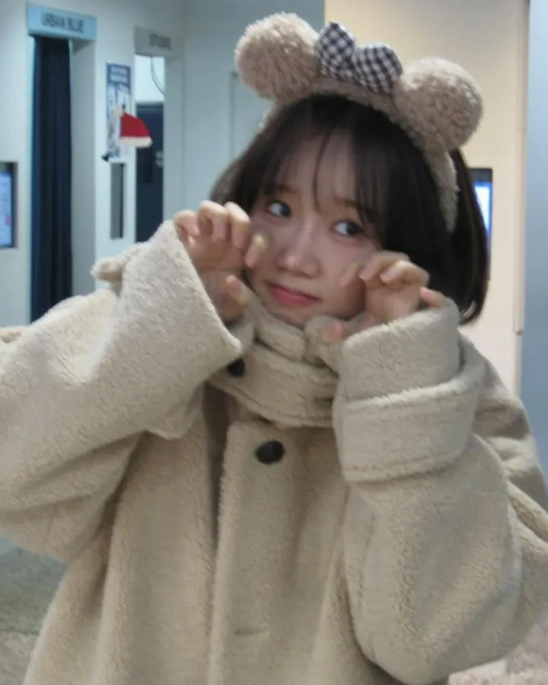 Choi Yoojung, de I.O.I rumbo al reencuentro, luce diadema de osito y dice "¡ang!"