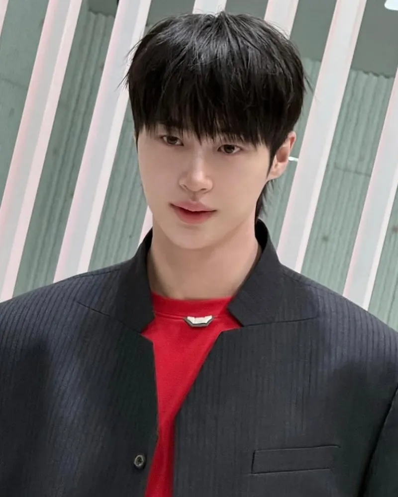 Byeon Woo-seok Draws Attention With Polished ‘Perfect Crown’ Event Visuals