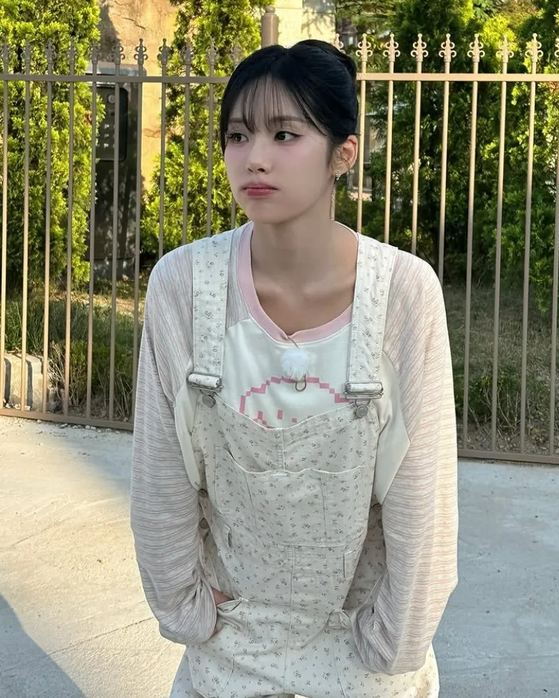 プロミスナイン パク・ジウォン、サロペット姿で"かわいさ全開" 「アトラクション上級者」