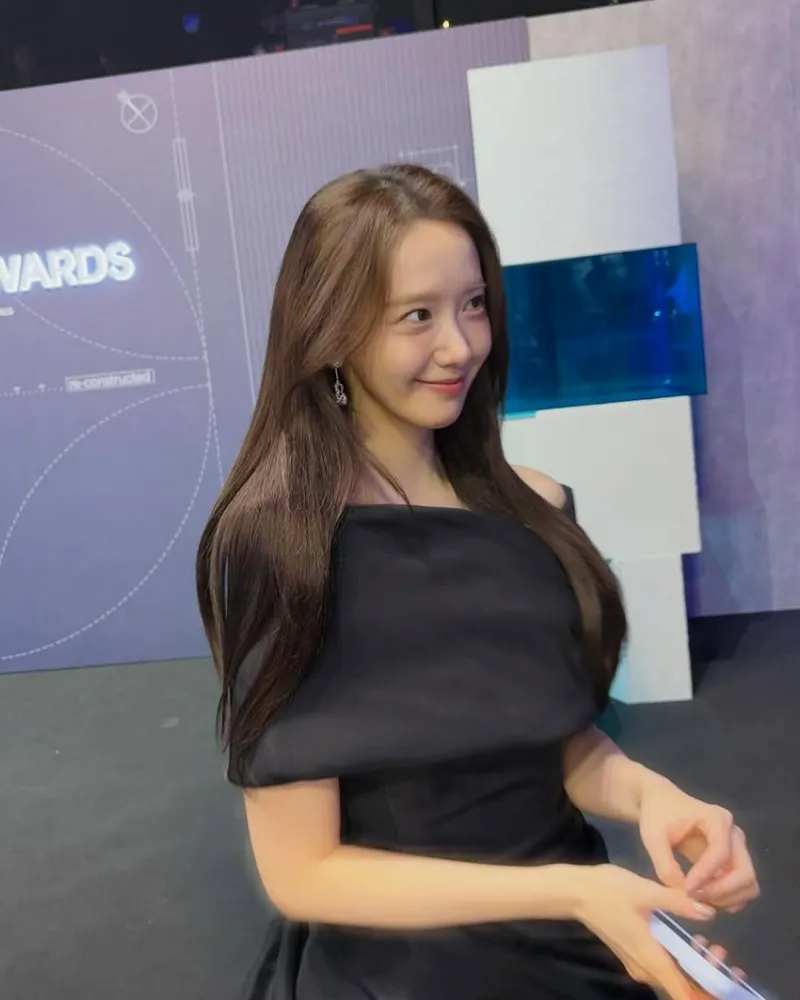 Deusa à vista! YoonA do Girls’ Generation exibe sua ‘aura sedutora’ com vestido ombro a ombro