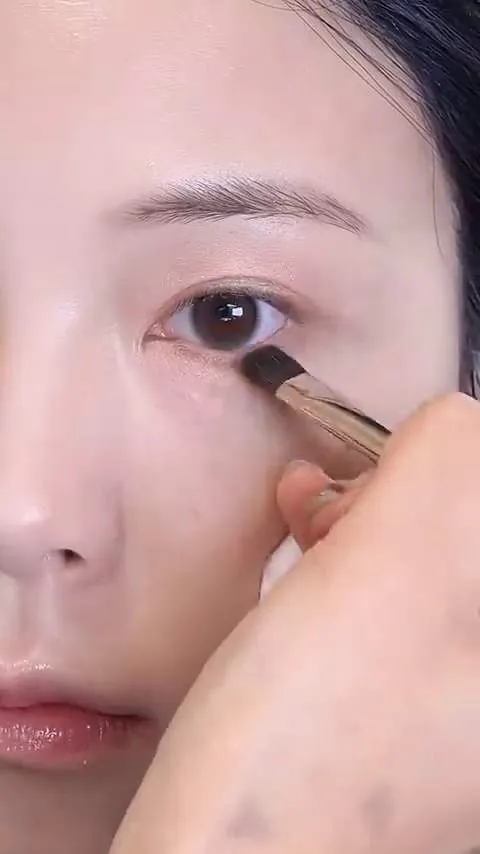 猫眼, 阴影妆容, 眼影, 眼线, 美妆趋势, 阴影眼影, 珠光眼影