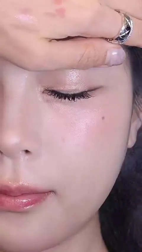 猫眼, 阴影妆容, 眼影, 眼线, 美妆趋势, 阴影眼影, 珠光眼影