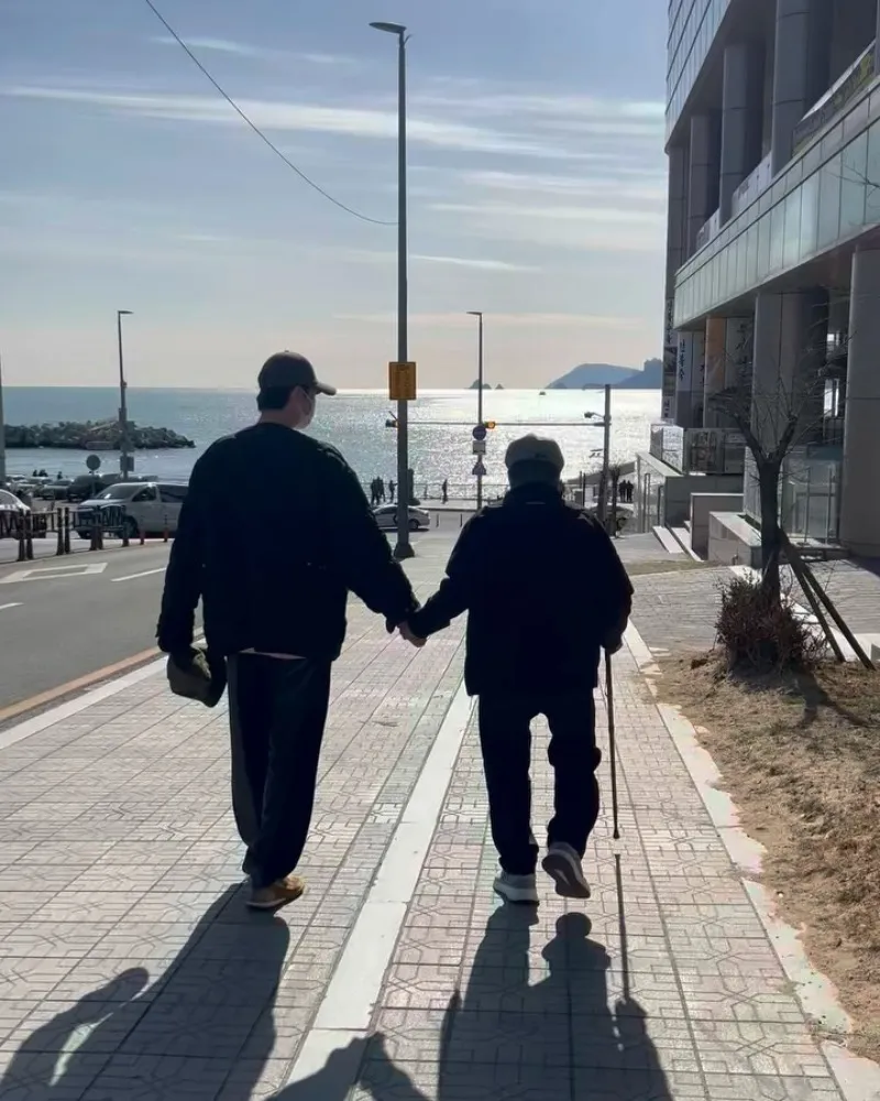 難怪連IU都會心動…李鍾碩緊牽爺爺的手被捕捉（＋照片）