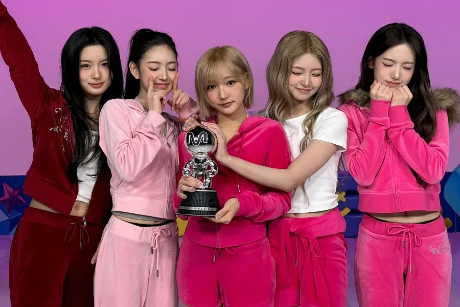 KiiiKiii conquista seu primeiro 1º lugar no M Countdown com '404' e alcança a tripla coroa nos programas musicais