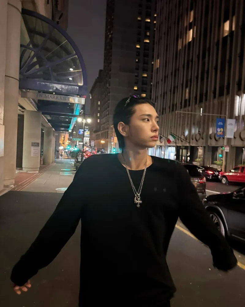 セブンティーン ジョシュア、海外でゆったり夜の散歩「一緒に歩きたい」