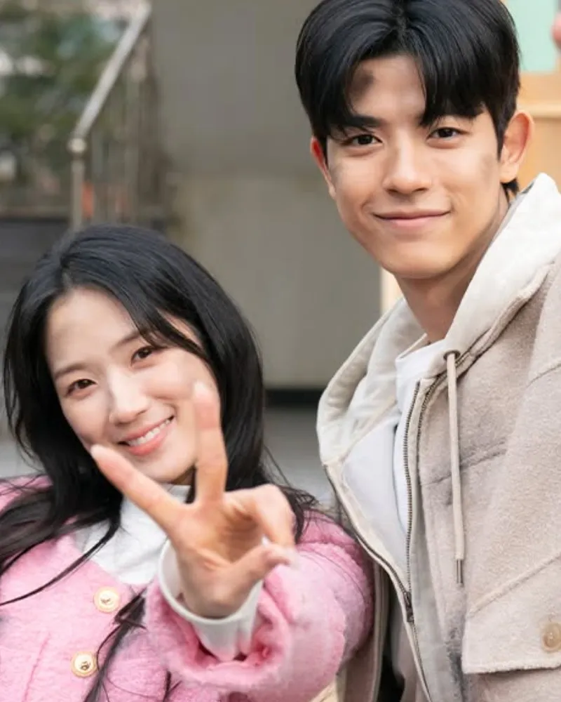 '오인간': Lomon và Kim Hye-yoon dỗ fan khi hoãn chiếu bằng ảnh đôi 'Maltese lấm lem'