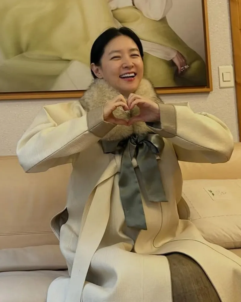 The ‘Hanbok Goddess’ Lee Young-ae Radiates Her Signature Grace — “Like Dae Jang Geum”