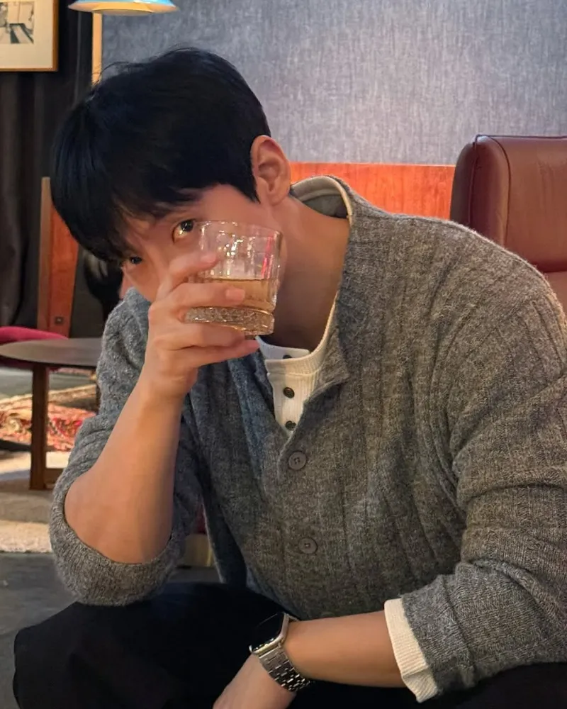 臉小到被玻璃杯遮住…BTOB 李旼赫炫秀「太平洋肩膀＋小臉」