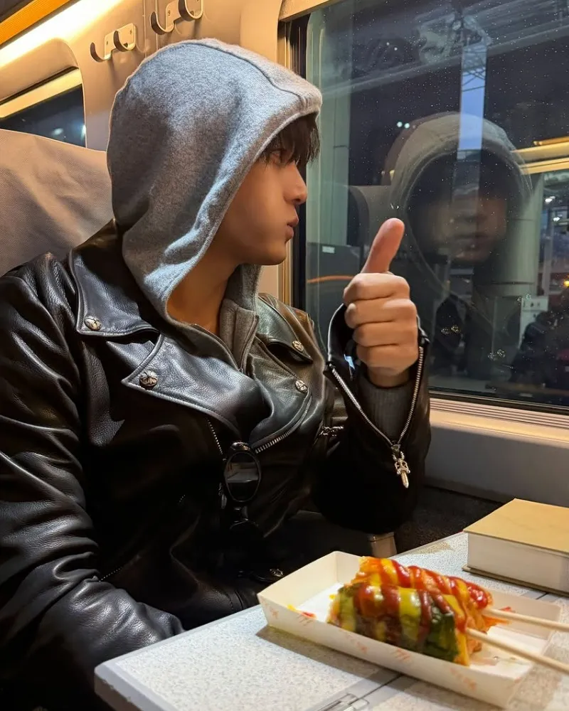 มิงกยู SEVENTEEN กินฮอทบาร์แล้วชูนิ้วโป้ง…ลุค ‘แก้มป่อง’ เหมือนแฮมสเตอร์