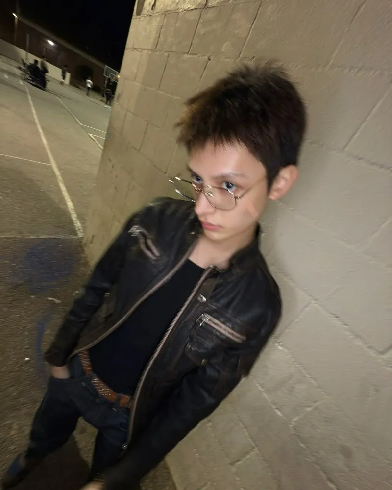 Se for usar esse rosto assim, me dá… Cortis vai do galã ao brincalhão no visual