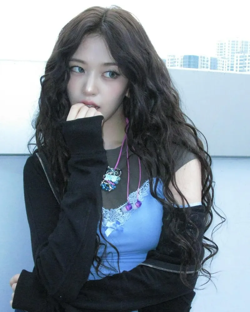 อันยูจิน แห่ง IVE ลอนหยิกก็เข้ากันเป๊ะ…คอมพลีต ‘ฮิปปี้เพิร์ม’ เต็มร้อย