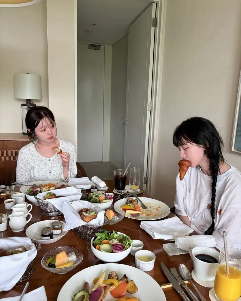 ¿Quién más está ahí?: Karina de Aespa hace 'mukbang de pan' adormilada