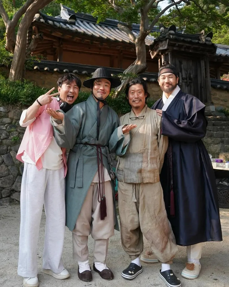 Jang Hang-jun, Ahn Jae-hong, Yoo Hae-jin, and Yoo Ji-tae Light Up 'The Man Who Lives With the King' Set With Playful Energy