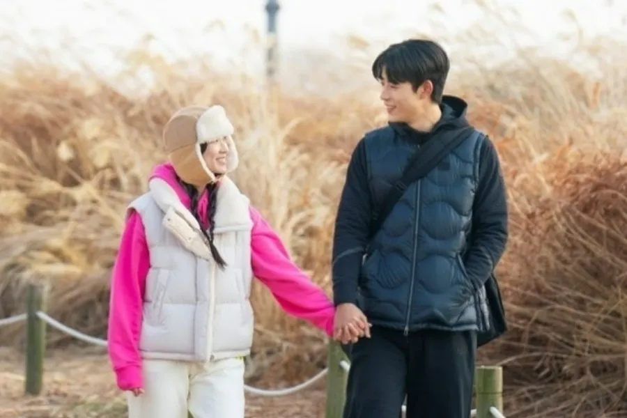 손깍지 낀 '오인간' 김혜윤♥로몬…달달 산책 데이트 포착 (+사진)