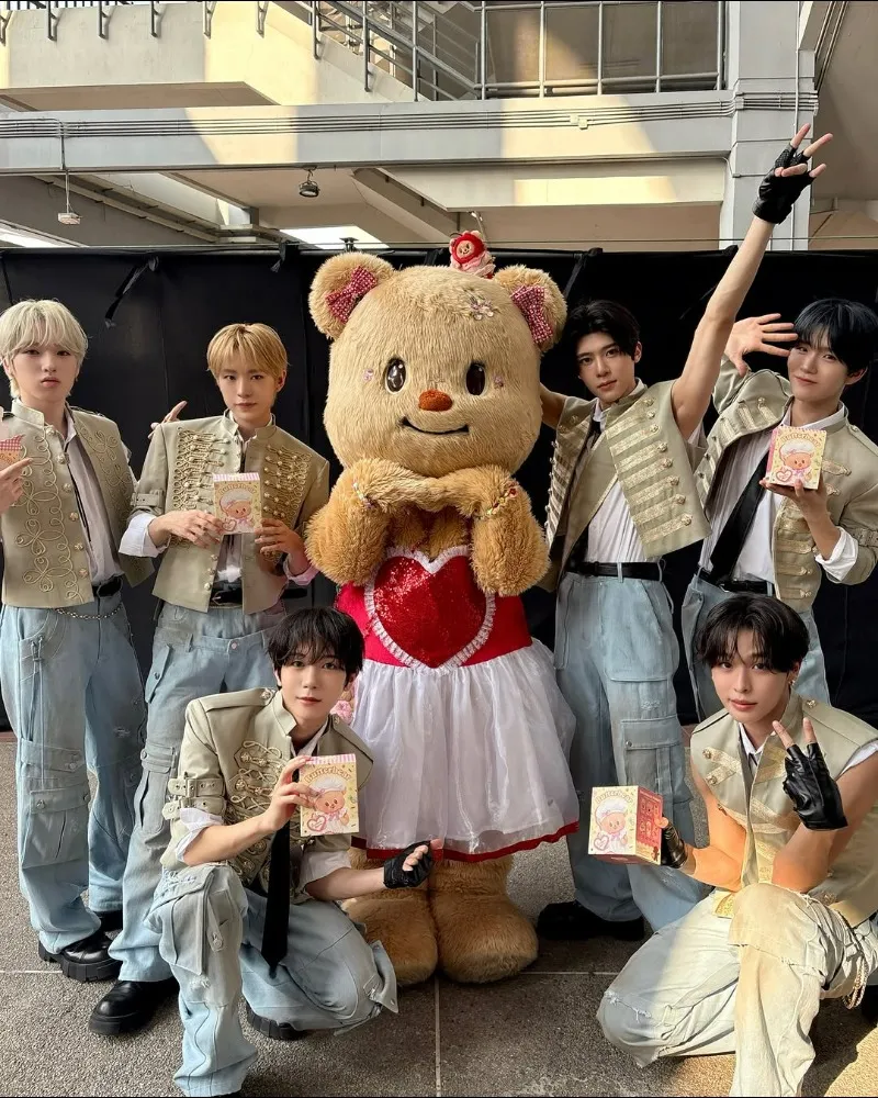 NCT WISH publica foto fofa em grupo “antes do casamento”... “Me deixa trabalhar de mascote”