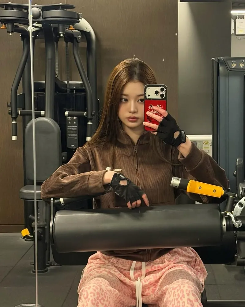 Calça de pijama? Jang Wonyoung, do IVE, focada nos exercícios com a beleza no nível máximo
