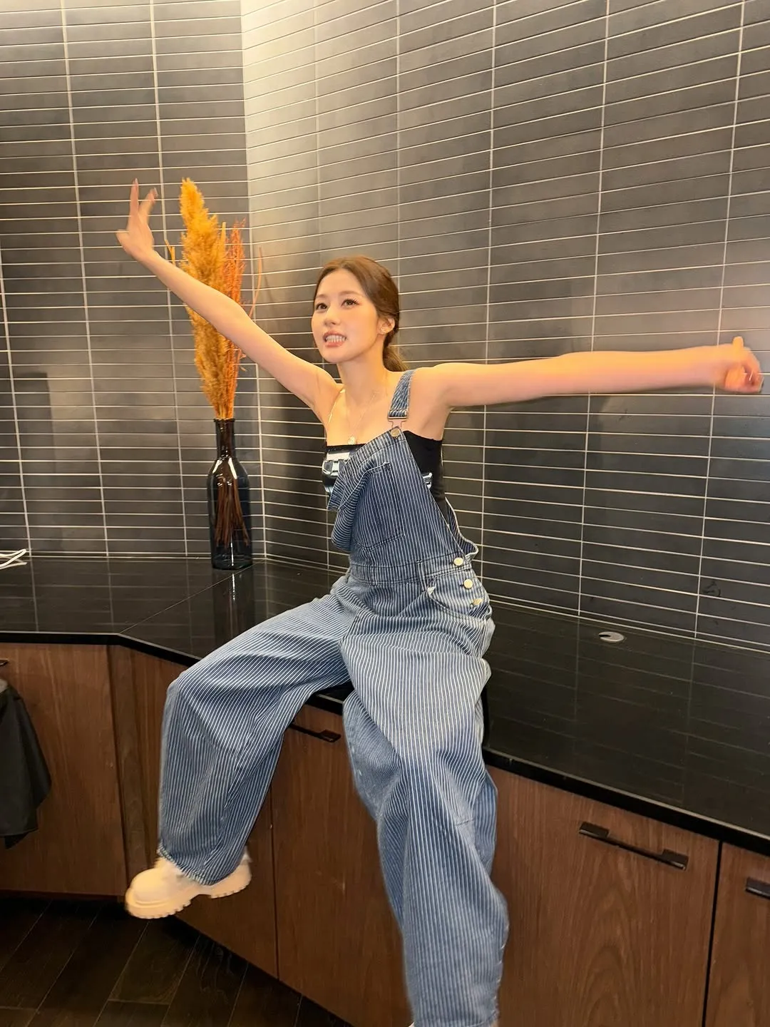 TWICE, Sana, jardineira, moda, beleza