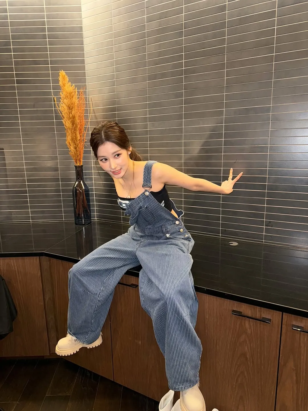 TWICE, Sana, jardineira, moda, beleza