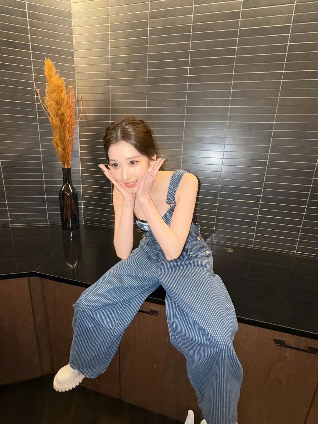 TWICE, Sana, jardineira, moda, beleza