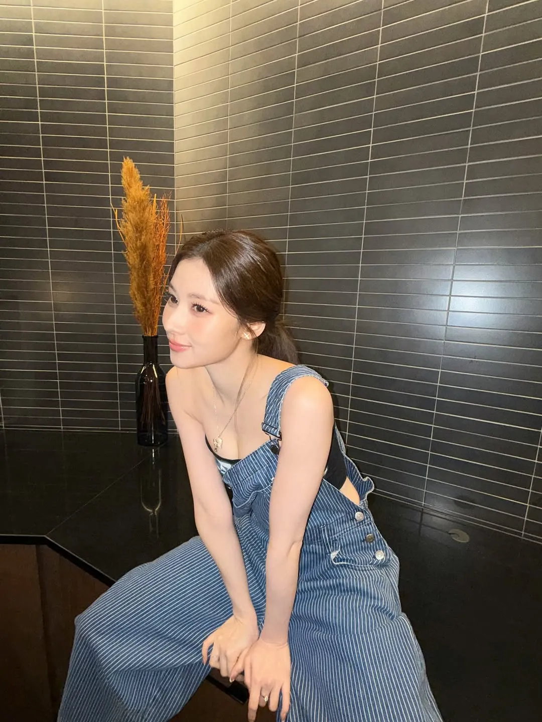 TWICE, Sana, jardineira, moda, beleza