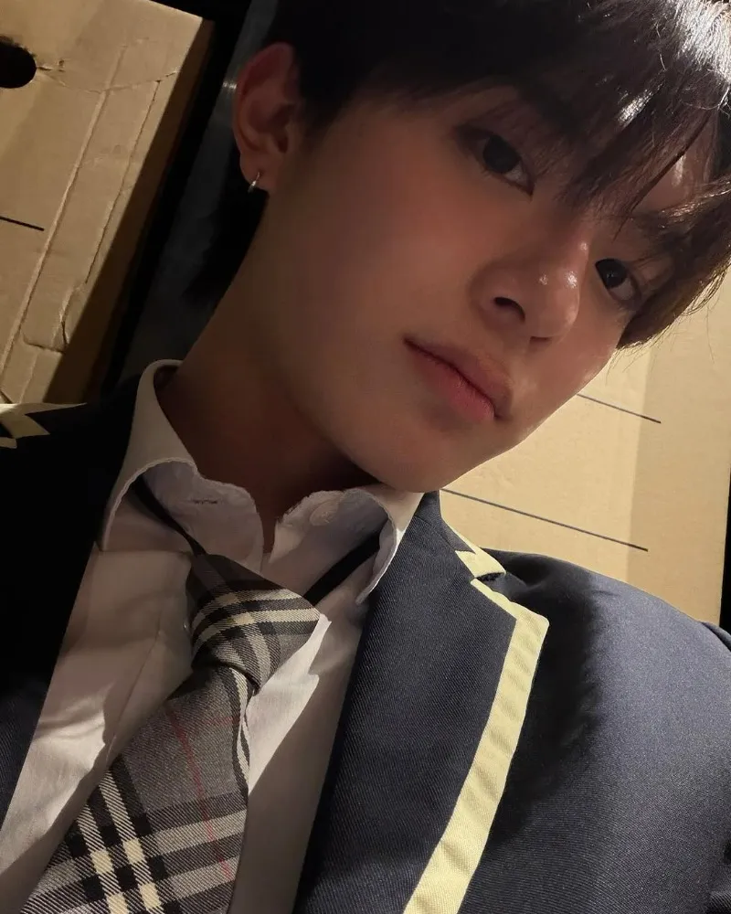 VERIVERY 姜旻，穿上校服展現「少年感」撲面而來…清新魅力吸睛