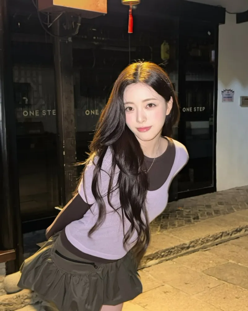 ITZY 申有娜，黑暗中依舊耀眼的顏值…「自體發光」美貌