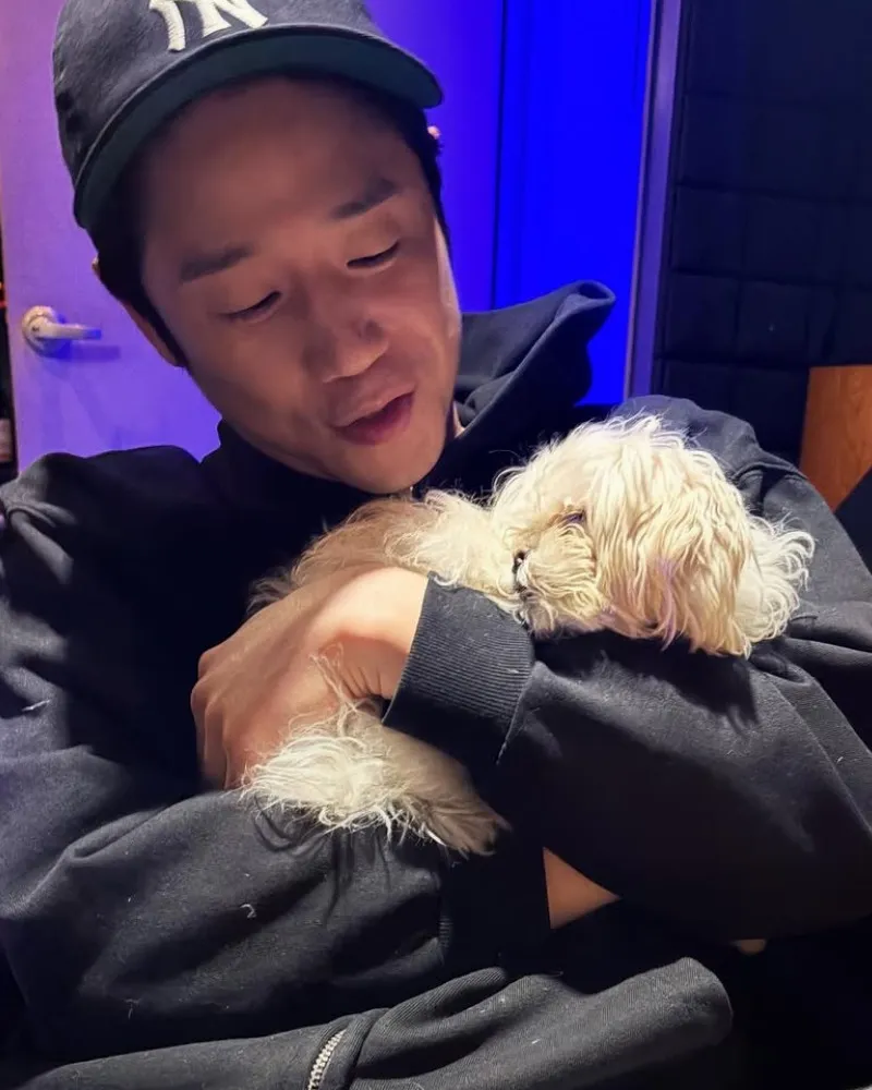 《人妻殺手》鄭俊元，與小狗無害同框…散發現實男友感