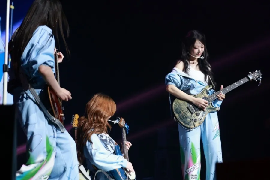 QWER presenta por primera vez el tema de 'Tomb Raider King'