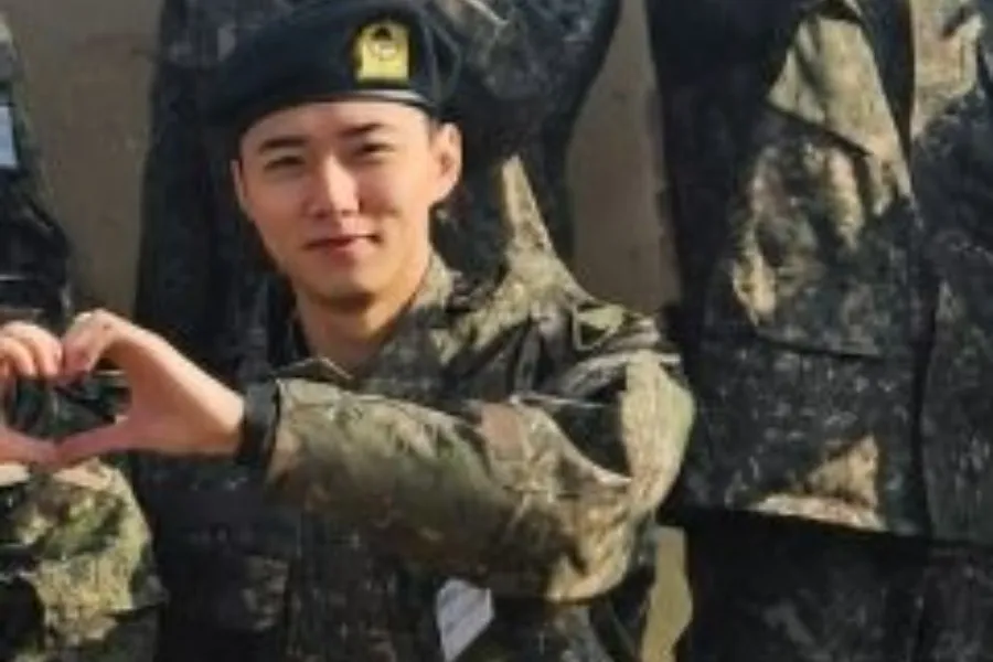 「今、私たちの学校は… 2」ソ・ジフン、凛々しい訓練所の近況が公開…ハートの"半分"ポーズも