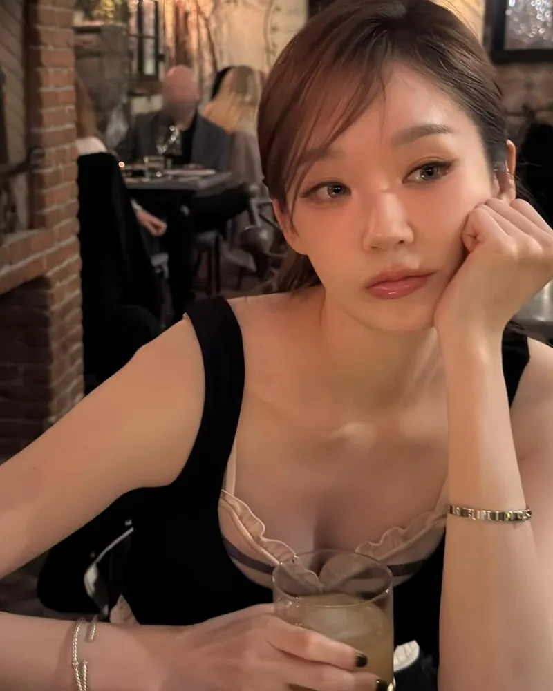 Davichi’s Kang Min-kyung Welcomes Spring With a Cheerful Message: “Spring Is Coming”