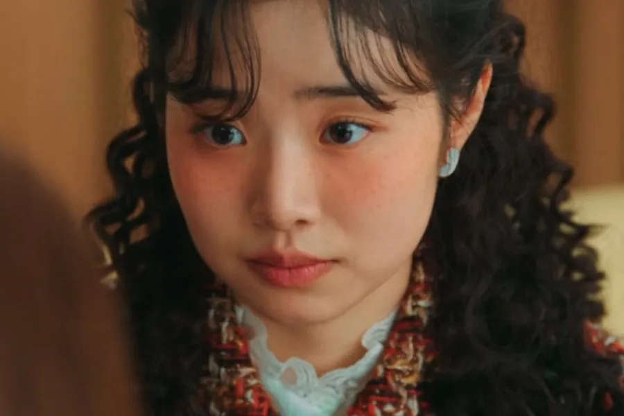 'La infiltrada Srta. Hong': Choi Ji Su nos conquista como rizada