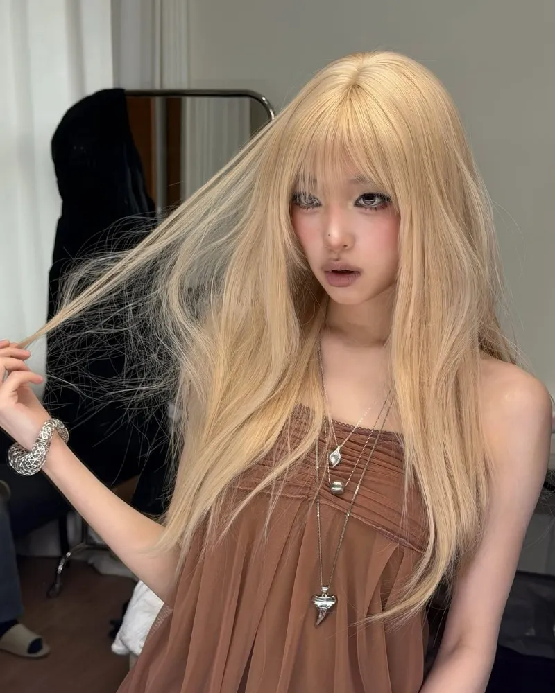 崔叡娜，「煙燻妝＋金髮」概念完美消化…宛如精靈的氛圍