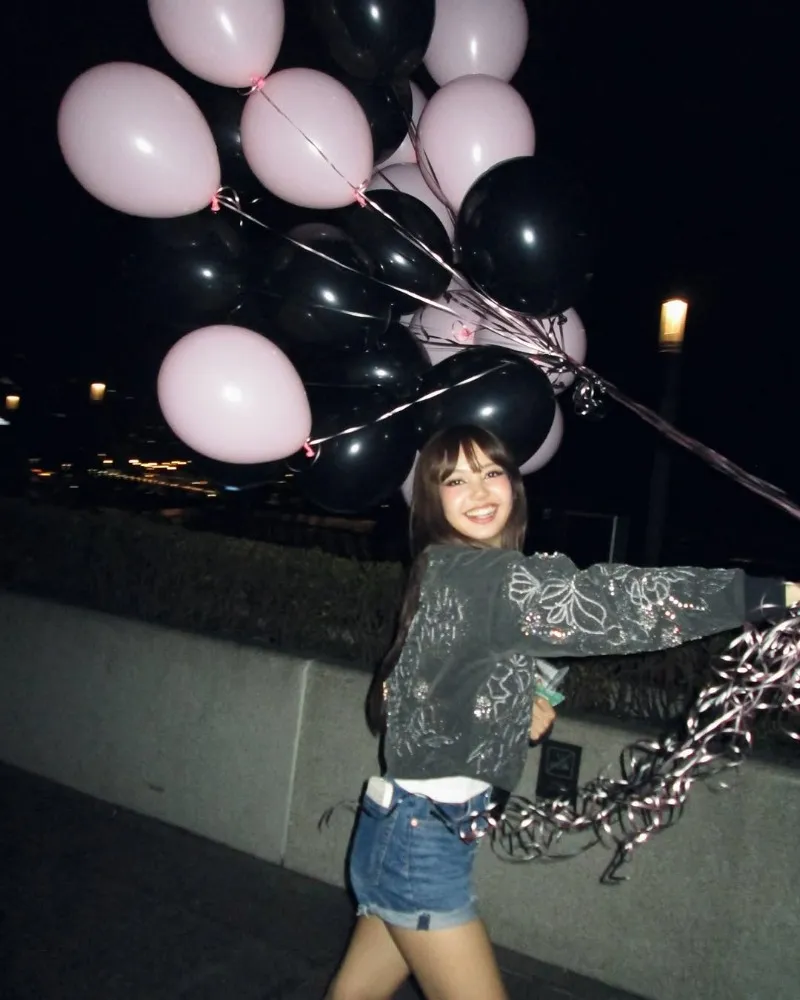 Lisa de BLACKPINK nos comparte su alegría rodeada de globos antes del comeback
