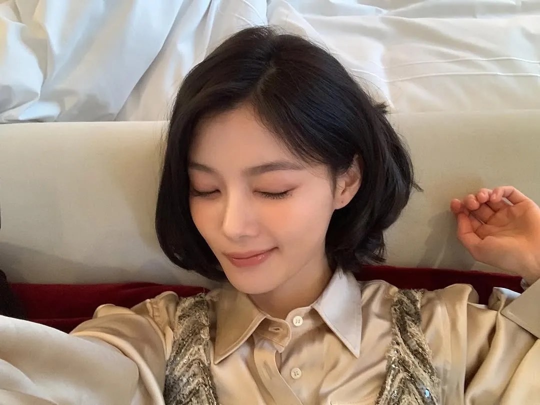 คิมยูจอง, อินสตาแกรม, แฟชั่นโชว์, มิลาน, Dear X, ละคร, แบคอาจิน