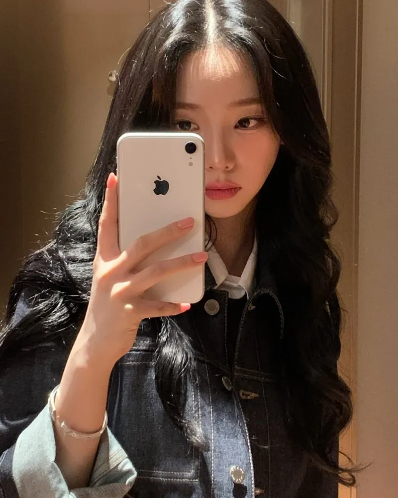 只是拿着手机……就把整张脸都遮住了，aespa Karina