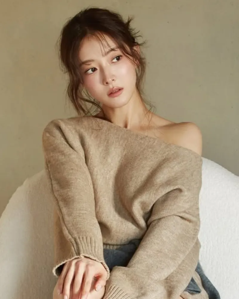 [画报]《再婚皇后》李世荣，若隐若现的肩部线条…“以为是娃娃”