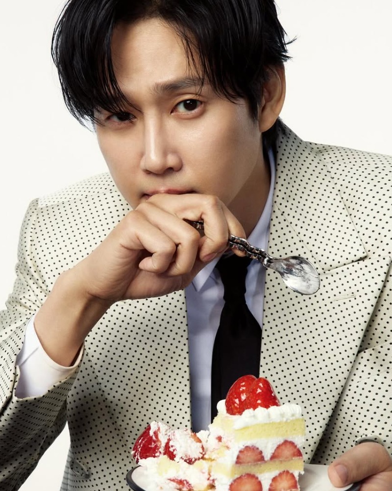 Park Sung-hoon of 'Efficient Dating for Singles' Stuns With a Sweet, Heart-Melting Gaze in New Pictorial