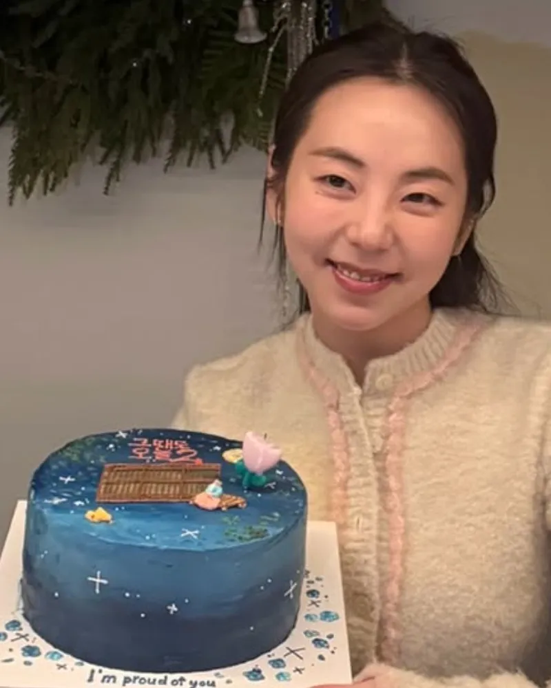 "Beleza em dobro" — Ahn Sohee compartilha fotos em homenagem à última apresentação