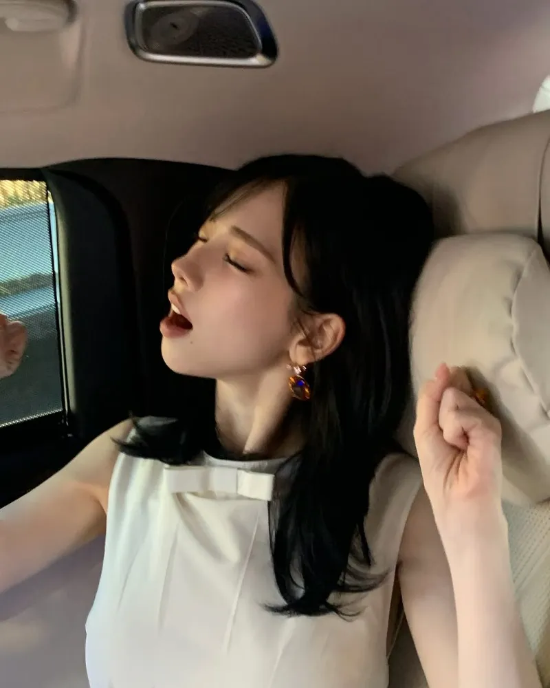 あくびするエスパ・カリナをキャッチ「してないって言ってたのに！」（写真）