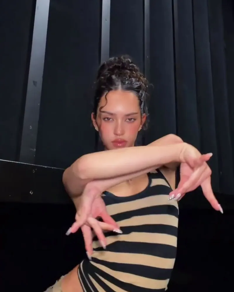 CAT’S EYE丹妮埃拉，父亲涉种族歧视风波后……沉浸“舞蹈”