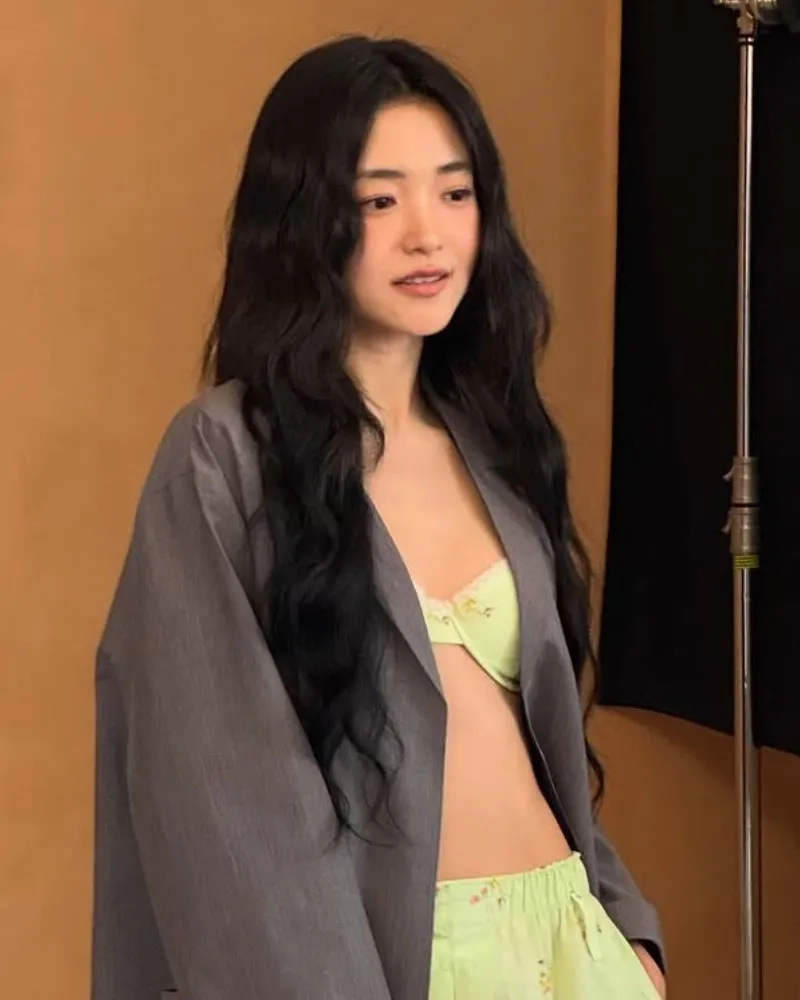 La 'baby face' Kim Tae-ri impacta con un top audaz