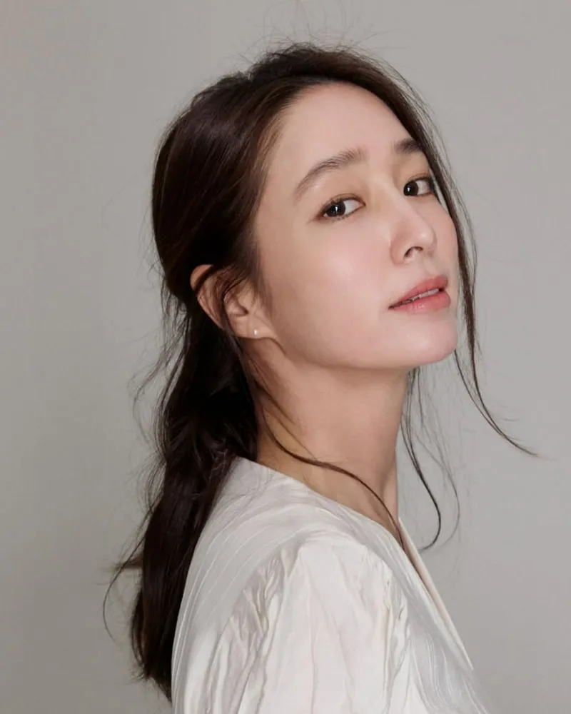 La esposa de Lee Byung-hun, Lee Min-jung, muestra su perfil "sin retoque" y admite: "Ni yo puedo verlo"