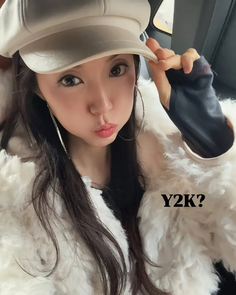 พัคฮันบยอล ถ่ายทอดแฟชั่น ‘Y2K’ ได้อย่างเป๊ะด้วยหมวกทรงเบเกอร์บอยและต่างหูไซซ์ใหญ่