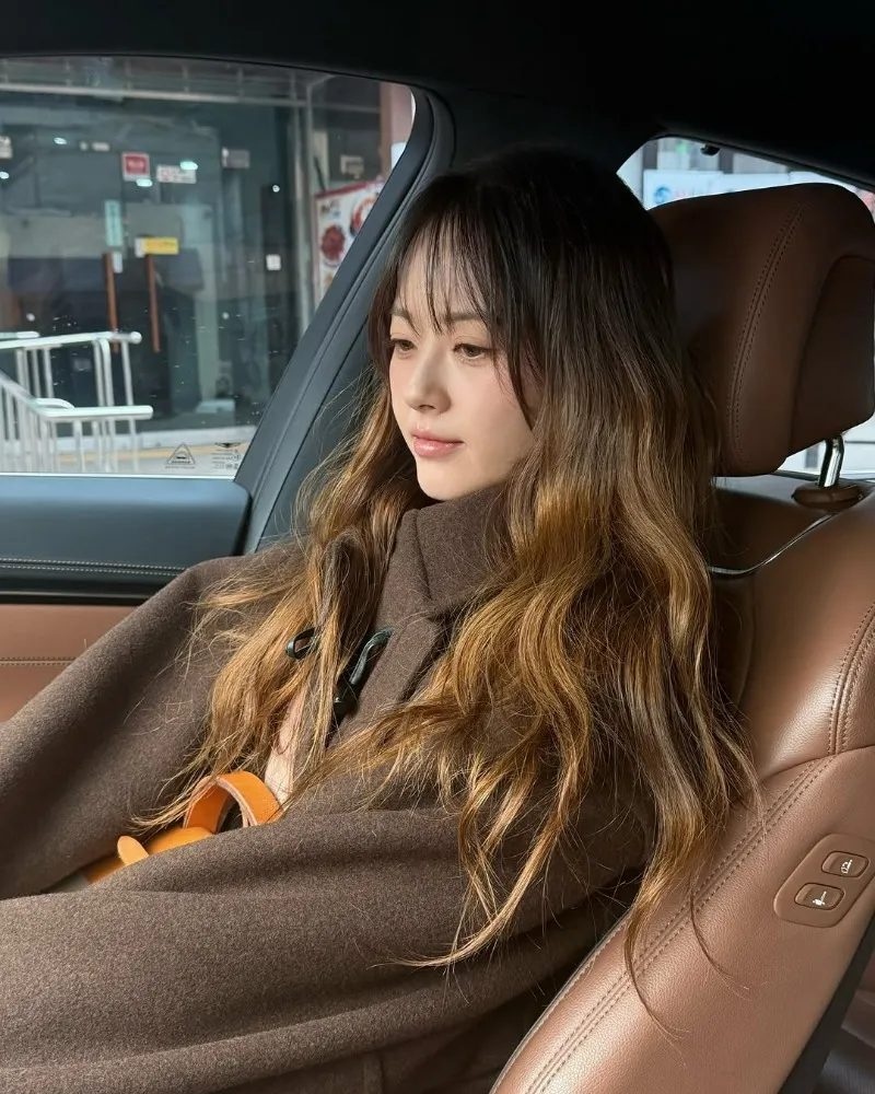 剪了刘海的高雅拉，看起来更年轻